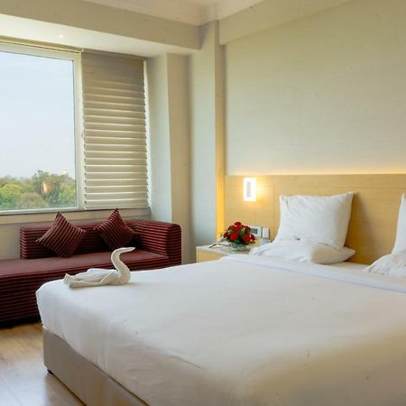 Hotel Gemini Continental, Hazratganj Lucknow Esterno foto