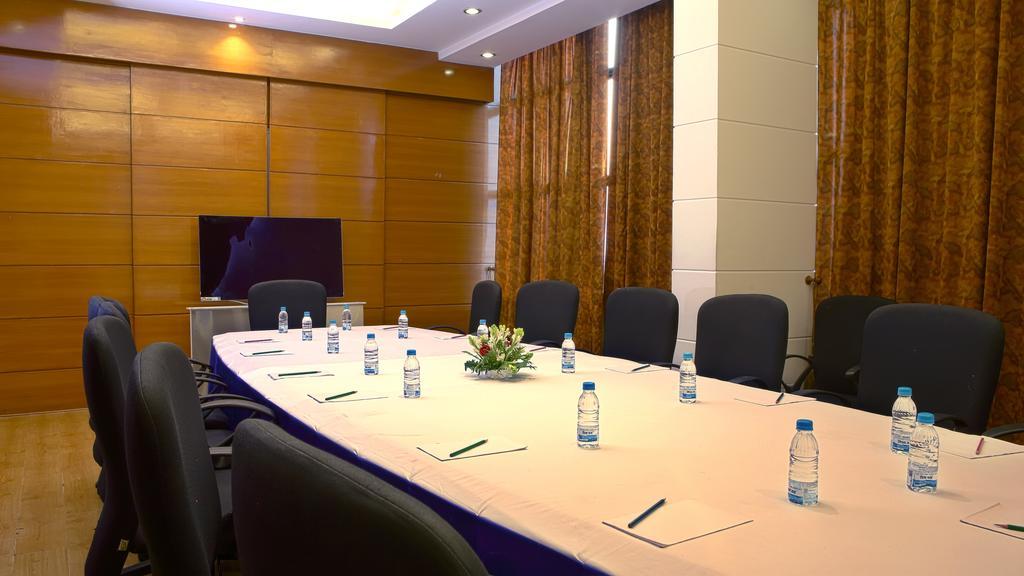 Hotel Gemini Continental, Hazratganj Lucknow Esterno foto