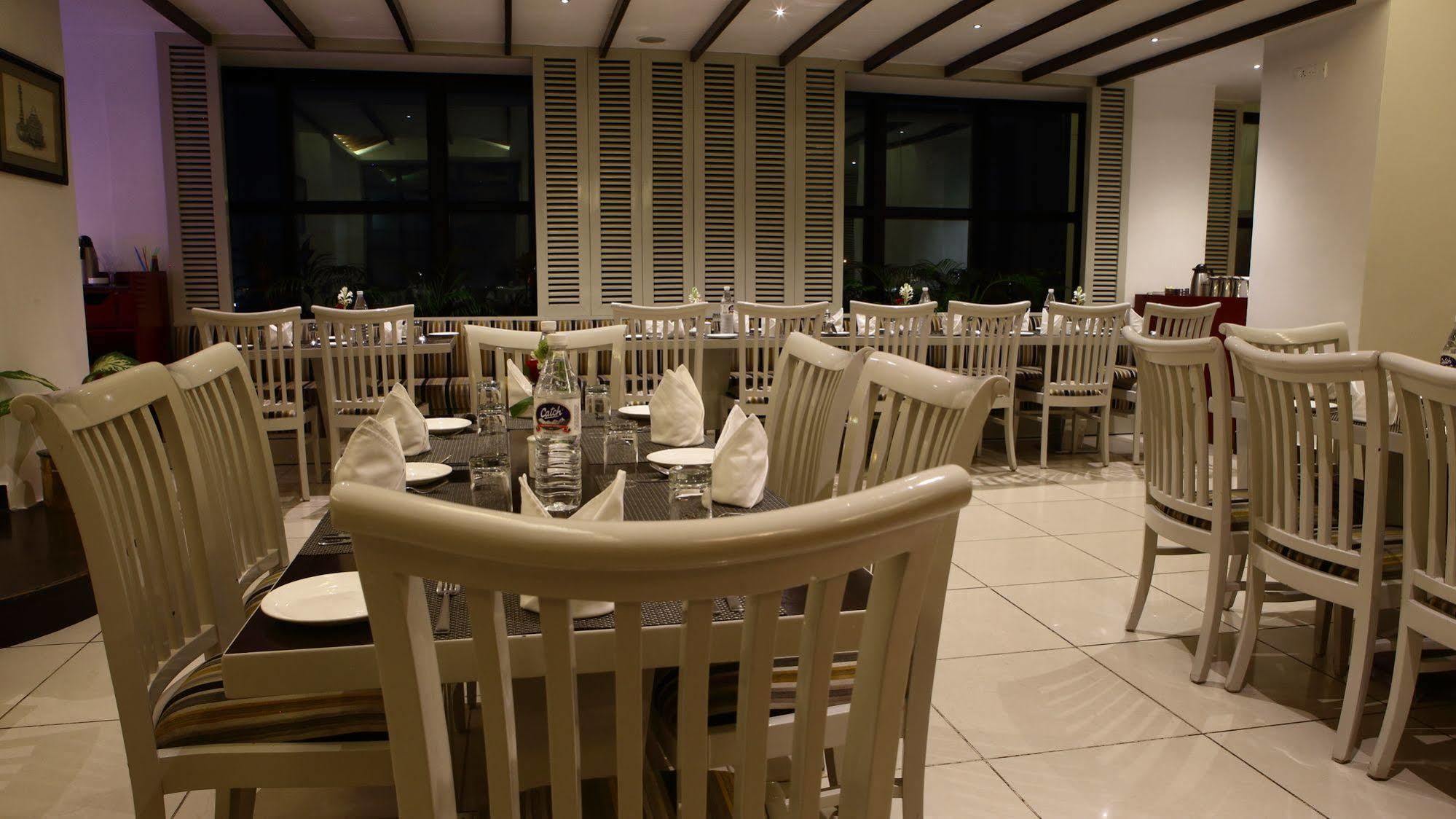 Hotel Gemini Continental, Hazratganj Lucknow Esterno foto