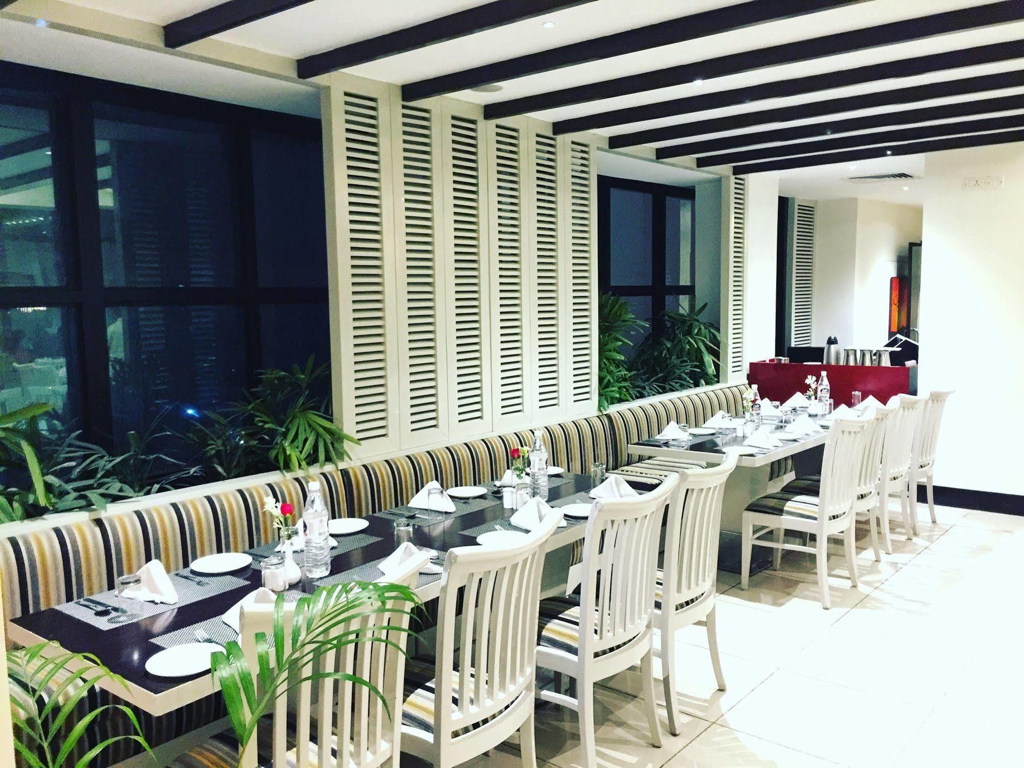 Hotel Gemini Continental, Hazratganj Lucknow Esterno foto