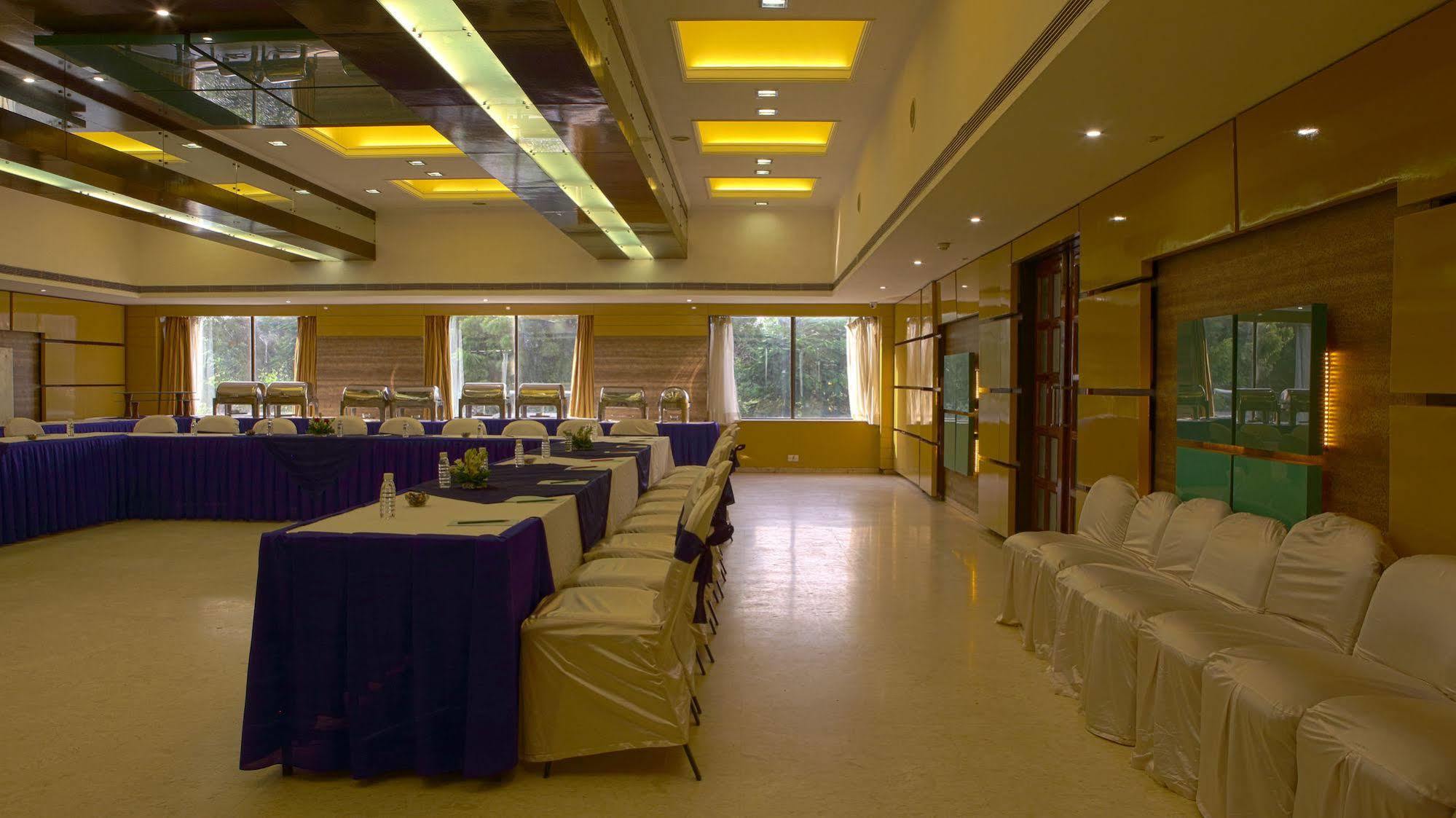 Hotel Gemini Continental, Hazratganj Lucknow Esterno foto