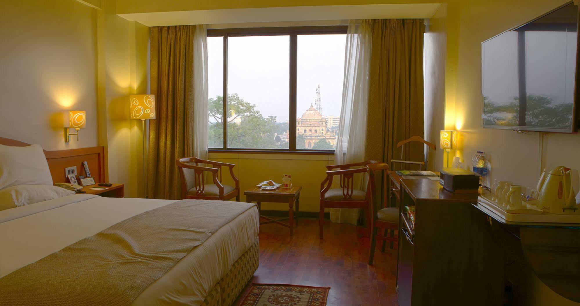 Hotel Gemini Continental, Hazratganj Lucknow Esterno foto