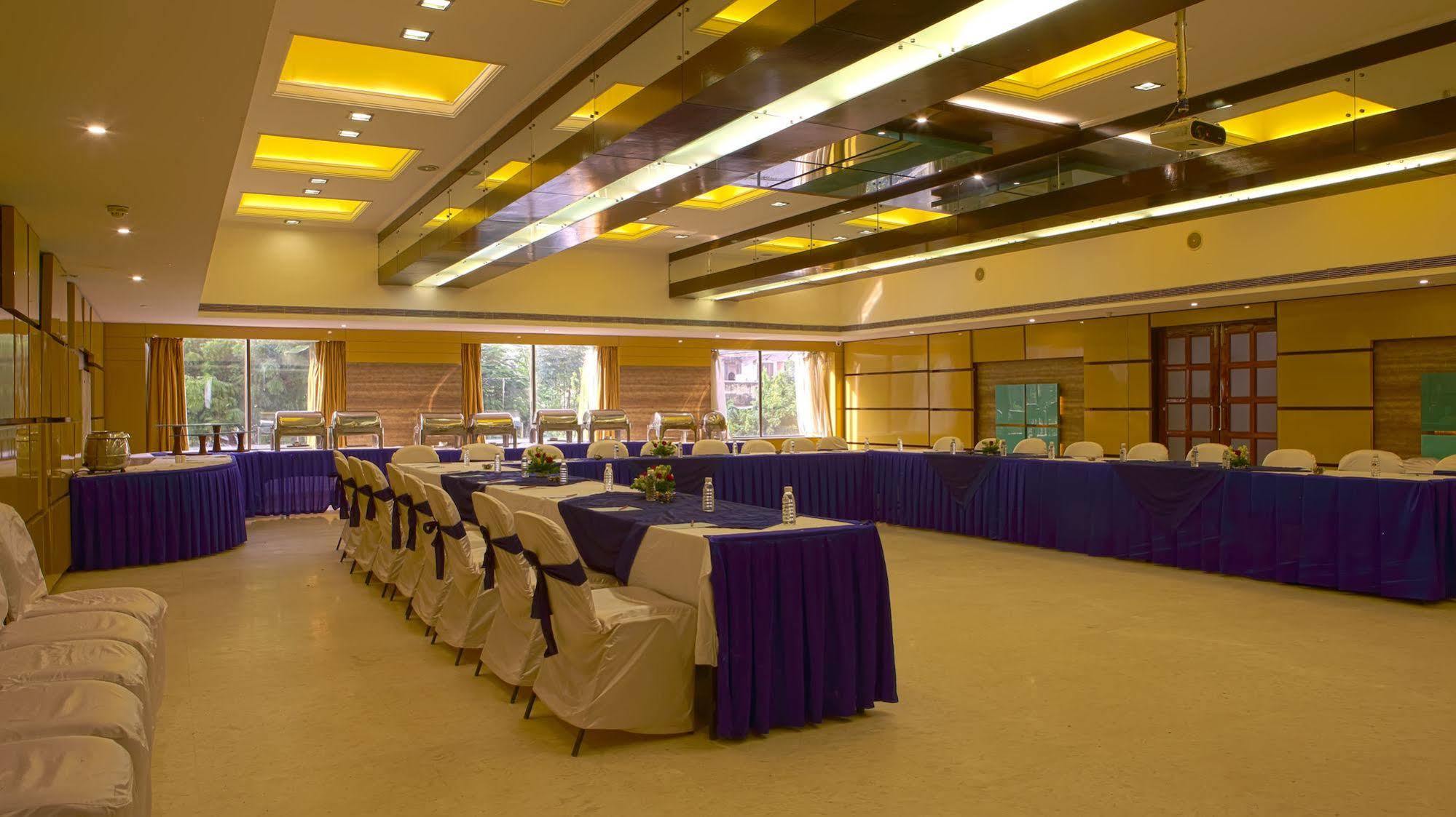Hotel Gemini Continental, Hazratganj Lucknow Esterno foto