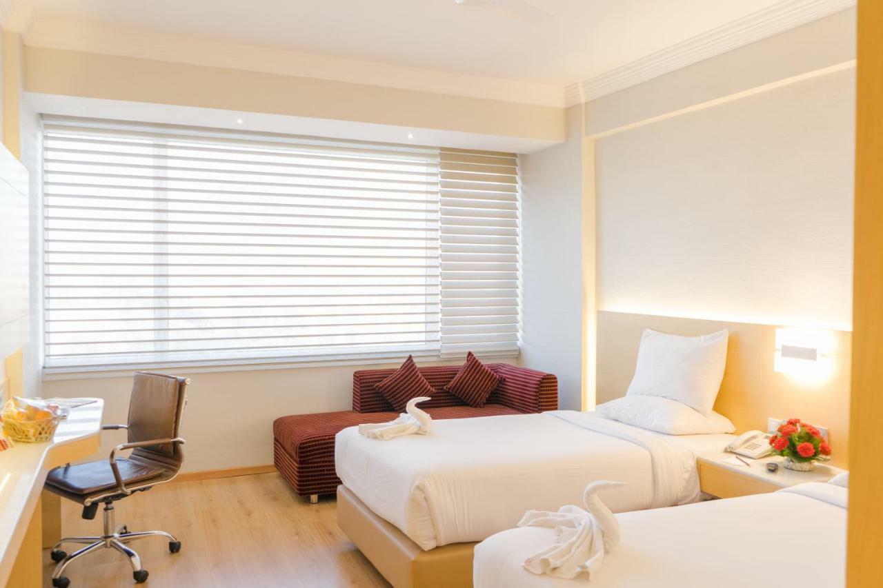 Hotel Gemini Continental, Hazratganj Lucknow Esterno foto