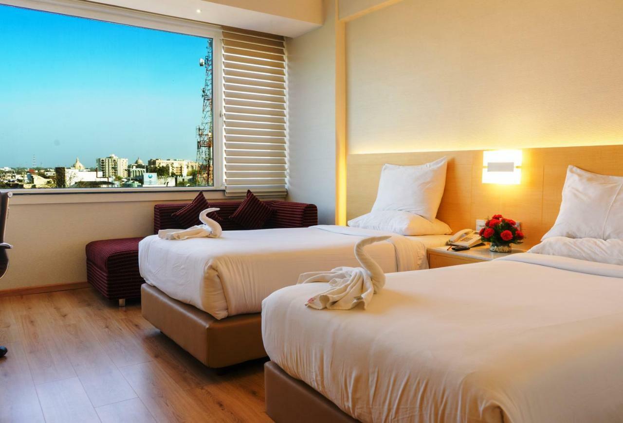 Hotel Gemini Continental, Hazratganj Lucknow Esterno foto